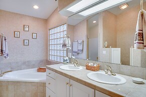 Green Valley Getaway Near Golfing: Pool Access!