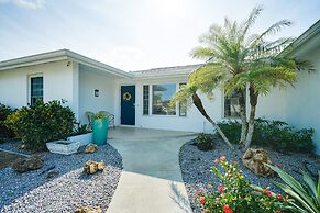 Cozy Cape Coral Home w/ Pool: 1 Block to Canal!