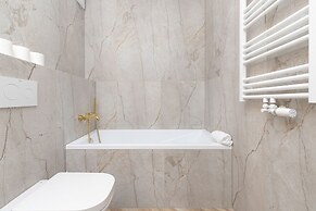 Studio With Bathub in Gdansk by Renters