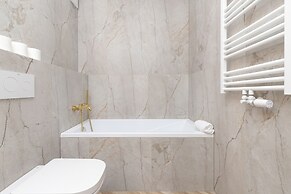 Studio With Bathub in Gdansk by Renters