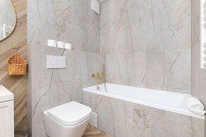 Studio With Bathub in Gdansk by Renters