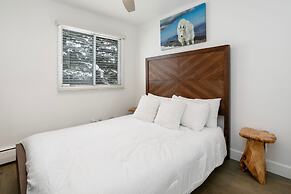 5107 Black Gore Drive 4 Bedroom Townhouse by RedAwning