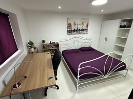 Separate One Bedroom Large Apartment in Slough