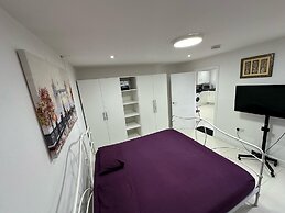 Separate One Bedroom Large Apartment in Slough