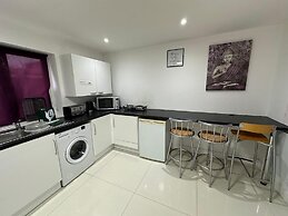 Separate One Bedroom Large Apartment in Slough