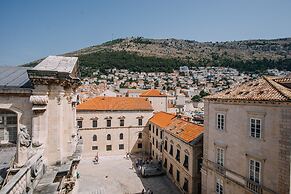 Art Deco Cathedral Apartments by DuHomes