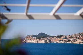 Art Deco Cathedral Apartments by DuHomes