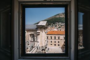 Art Deco Cathedral Apartments by DuHomes