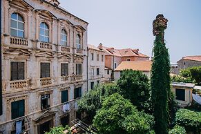 Art Deco Cathedral Apartments by DuHomes