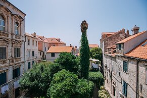 Art Deco Cathedral Apartments by DuHomes