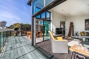 Taonga with panoramic sea views
