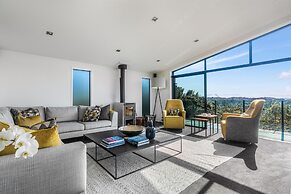 Taonga with panoramic sea views