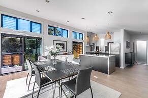 Taonga with panoramic sea views