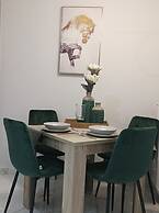 Atelier Deluxe Apt Must