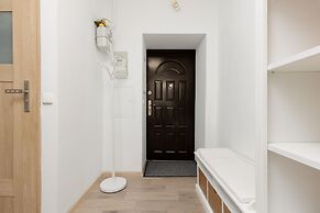 Modern Two-bedroom Warsaw by Renters
