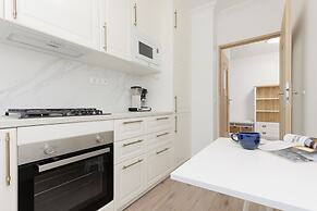 Modern Two-bedroom Warsaw by Renters