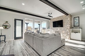 Near Shangri-la: Lake-view Monkey Island Home!