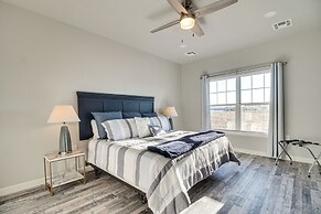 Near Shangri-la: Lake-view Monkey Island Home!