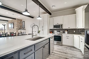 Near Shangri-la: Lake-view Monkey Island Home!