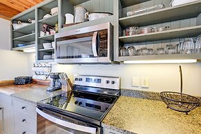 Bryson City Cabin: Deck & Mountain-view Hot Tub