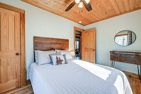 Bryson City Cabin: Deck & Mountain-view Hot Tub