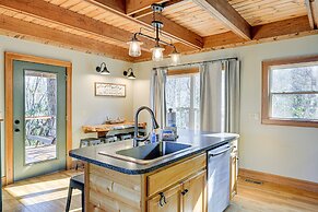 Bryson City Cabin: Deck & Mountain-view Hot Tub