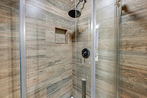 Bryson City Cabin: Deck & Mountain-view Hot Tub