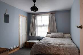 3br-fireplace-hottub-garden-parking