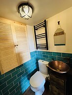 3br-fireplace-hottub-garden-parking