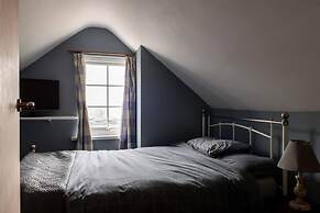 3br-fireplace-hottub-garden-parking