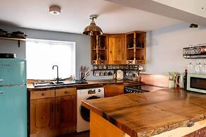 3br-fireplace-hottub-garden-parking