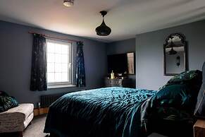 3br-fireplace-hottub-garden-parking