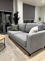Spacious & Luxurious 2-bed Apartment in London