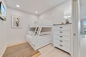 Charming 2bd/1.5ba Beachfront Condo w/ Pool View