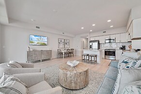 Charming 2bd/1.5ba Beachfront Condo w/ Pool View