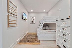 Charming 2bd/1.5ba Beachfront Condo w/ Pool View