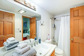 Cozy Flagstaff Retreat w/ Balcony & Mtn View!