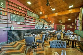 Cozy Flagstaff Retreat w/ Balcony & Mtn View!