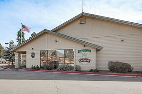 Cozy Flagstaff Retreat w/ Balcony & Mtn View!