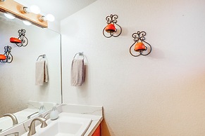 Cozy Flagstaff Retreat w/ Balcony & Mtn View!