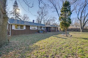 Country Club Hills Home: Walk to Rec Center!