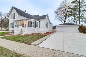 Michigan Retreat w/ Screened-in Porch, Near Lakes!