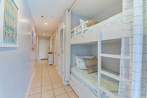 Lovely Destin Condo w/ Pool Access: Walk to Beach!