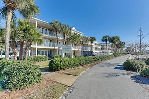 Lovely Destin Condo w/ Pool Access: Walk to Beach!