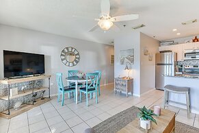 Lovely Destin Condo w/ Pool Access: Walk to Beach!