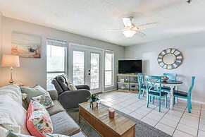 Lovely Destin Condo w/ Pool Access: Walk to Beach!