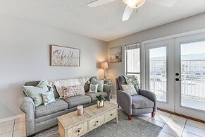 Lovely Destin Condo w/ Pool Access: Walk to Beach!