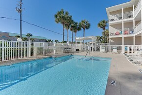 Lovely Destin Condo w/ Pool Access: Walk to Beach!