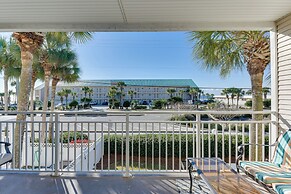 Lovely Destin Condo w/ Pool Access: Walk to Beach!