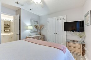 Lovely Destin Condo w/ Pool Access: Walk to Beach!